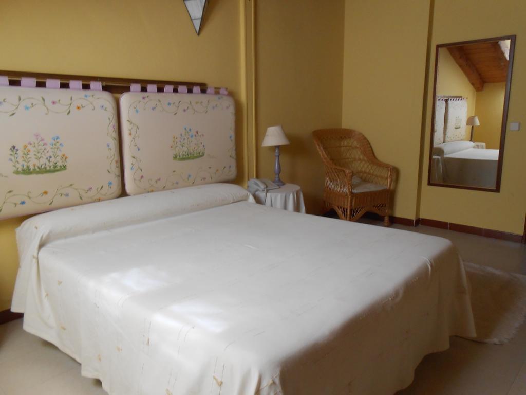 Hostal Burgos Torrecaballeros Zimmer foto